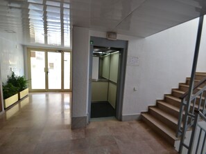 Pflanze, Holz, Gebäude, Flooring, Halle, Tür, Fussboden, Hartholz, Automobil-Außen