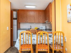 Cabinetry, Möbel, Countertop, Stuhl, Holz, Küche, Interior Design, Flooring, Fussboden, Küchengerät