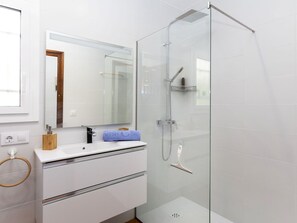 Mirror, Sink, Window, Plumbing Fixture, Bathroom Cabinet, Tap, Building, Bathroom, Shower