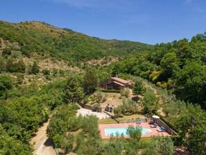 Sky, Plant, Mountain, Plant Community, Building, Natural Landscape, Tree, Land Lot, House, Highland