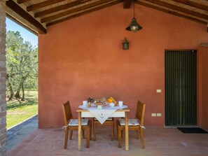 Tabelle, Möbel, Pflanze, Gebäude, Geschirr, Holz, Stuhl, Interior Design, Haus, Schatten