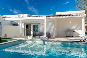Building Exterior, Pool