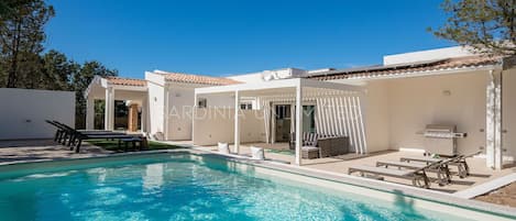 Building Exterior, Pool