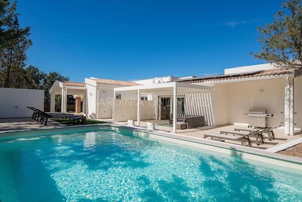 Building Exterior, Pool