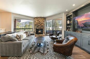 Stylish 2BD Condo - Walk to Palisades!