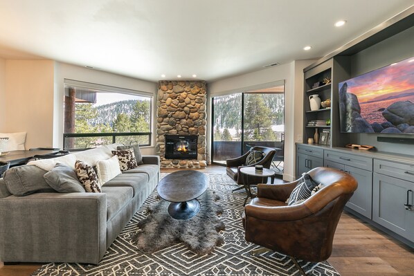 This bright and stylish condo places you in the heart of Olympic Valley within walking distance of the slopes & the main village of Palisades Tahoe.