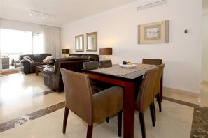 Dining area for six guests on a side of the lounge area