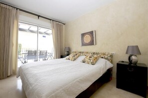 Master bedroom with super king-size bed (180x190cm) and access to the balcony