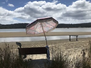 Seat to watch the pelicans, pacific gulls & seagulls.