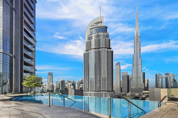 Infinity Pool Oasis: Dive into breathtaking skyline views and luxurious relaxation in Dubai!