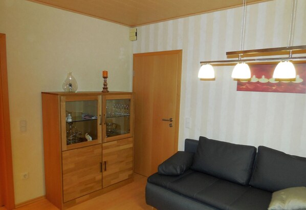 Ferienwohnung Grunden, (Borken)-Wohnzimmer mit Schlafcouch