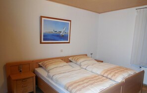 Ferienwohnung Grunden, (Borken)-Schlafzimmer. Die Betten können auch getrennt gestellt werden.