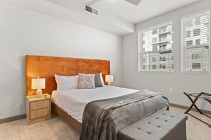 Bedroom 1 - 1 Queen Bed