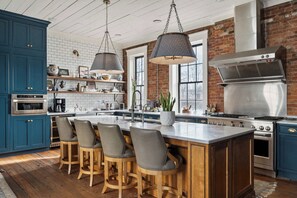 Gourmet Kitchen: Elevate your culinary creations in this stylish, fully-equipped space!