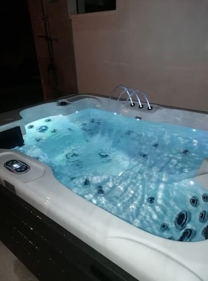 Indoor spa tub