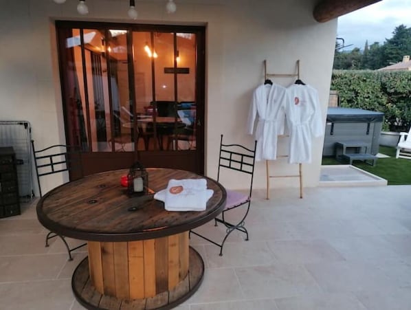 Outdoor dining