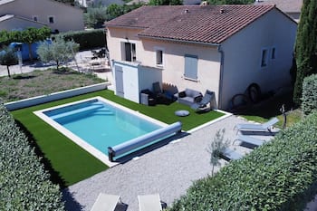 Seasonal rental house with swimming pool \Les oliviers des montées