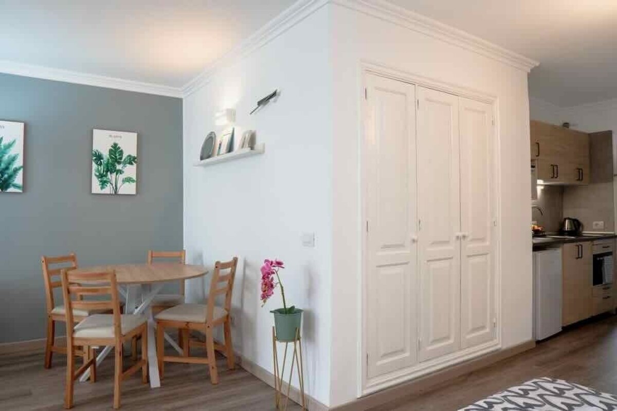 Estrella – Pretty Studio Apartment in the City Centre, 8 min Walk From the Ocean