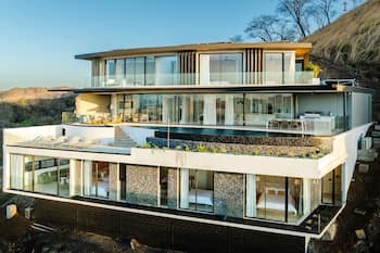 Modern 6 BR Ocean View Villa with pingpong table, daily breakfast & cleaning