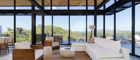 Spacious living room - Spacious living room