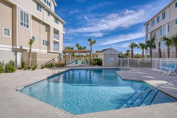 Coastal Paradise: 2 Pools, Tennis Court, Beach Access!