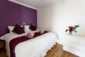 Super king size bed, bedside cabinets, chest of drawers