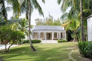 Private home steps from the pink sand of Harbour Island w pool and guest cottage