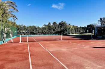 Villa close to the sea and beaches with private tennis court. High performance!