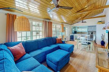 Dog-friendly condo near beach with pool, grill, outdoor shower, W/D, AC