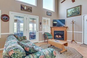 Living Area | Smart TV | Gas Fireplace | Board Games | 1st Floor