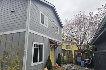 Alki beach cottage, 2 bedrooms, 3 beds, 2 bath, New, AC, W/D, near beach