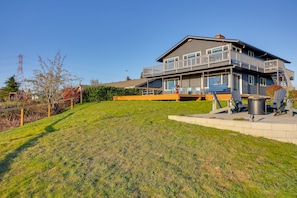 Apartment Exterior | Private Deck | Gas Grill