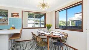 Dining | 550m to Beach Safari Cafe