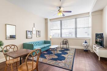 Cityscape Haven: Elegant Living in 1BR Condo with Rooftop Pool