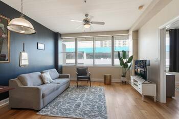 NOLA Skyline Bliss: City Chic 1BR Condo with Rooftop Pool