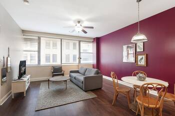 French Quarter Gem: Stylish 1BR Condo with Pool Oasis