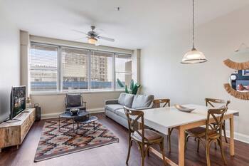 French Quarter Bliss: Stylish 1BR Condo with Poolside Retreat