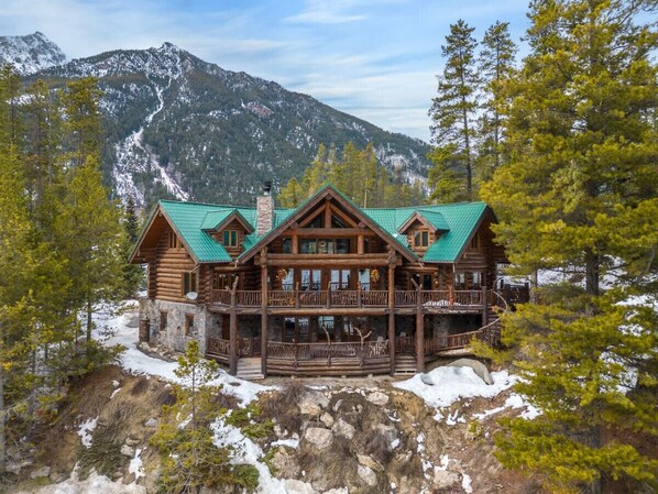 Exterior of Rundlestone Ridge, backing onto Greywolf Golf Course with ski-in/out access to the Sunbird chair (approx. 5-min walk away.)