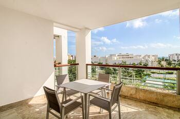 4th-Floor Resort Studio with Outdoor Pools, Pool Spas, Tennis, Gym, & Balcony