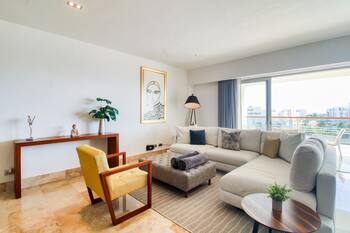 4th-floor resort apt with outdoor pools, pool spas, tennis, gym, & balcony