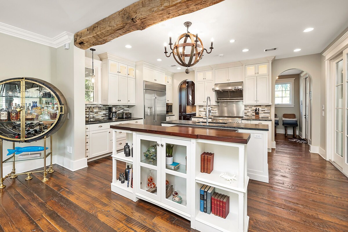 The Pelican Cottage – located in East Beach steps from Gould’s Inlet!