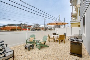 Private Yard | Dining Area | Seating | Grill