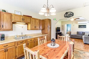 Kitchen & Dining Area | Single-Story Property