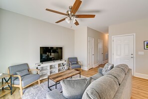 Luxe Aberdeen Townhome w/ Deck + Golf Course Views
