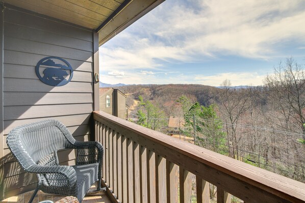 Gatlinburg Vacation Rental | 2BR | 2BA | Steps Required | 900 Sq Ft