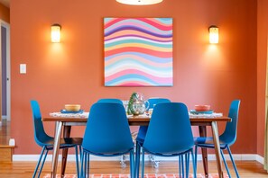 Cozy dining room with 6 seats
