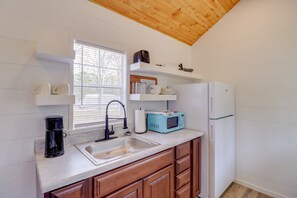 Well-Equipped Kitchenette | Hot Plate Provided