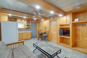 Cabin Interior | Central Air Conditioning | Keyless Entry
