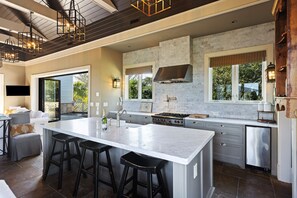 Beautifully equipped kitchen