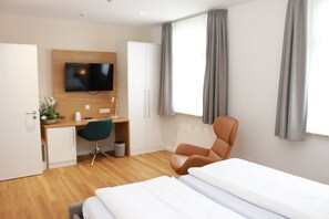 Suite // 1. Zimmer mit Doppelbett (elektrisch verstellbare Betten), 2. Zimmer zwei Einzelbetten mit Gemeinschaftsbad-Suite / Zimmer 1 mit Doppelbett